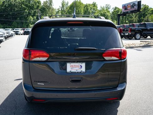 Used 2019 Chrysler Pacifica Limited w/ S Appearance Package FWD image 8