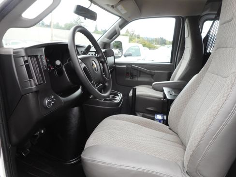 Used 2016 Chevrolet Express 2500 RWD image 12