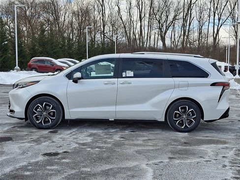 New 2026 Toyota Sienna Platinum image 9
