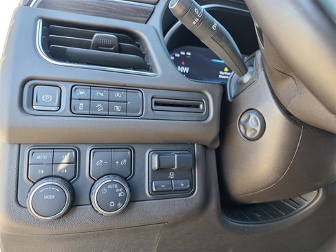 Used 2023 Chevrolet Suburban Z71 w/ Luxury Package image 17