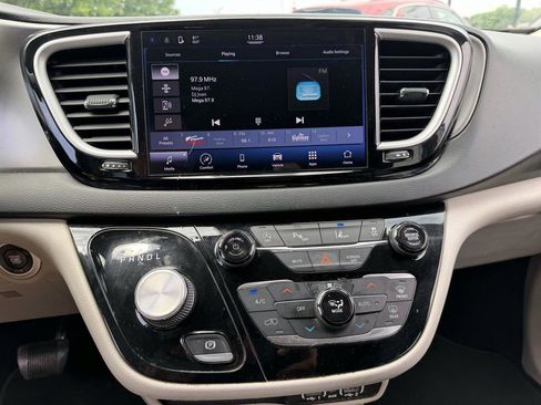 Used 2022 Chrysler Pacifica Touring-L FWD image 27