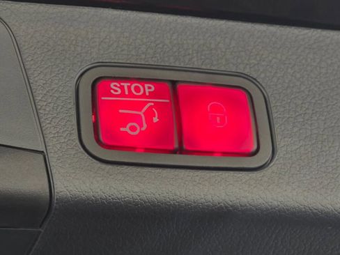 Used 2025 Mercedes-Benz GLB 250 4MATIC image 22