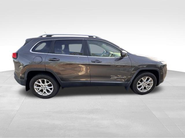 Used 2016 Jeep Cherokee Latitude w/ Cold Weather Group AWD/4WD image 10