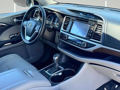 Used 2015 Toyota Highlander Limited Platinum AWD/4WD image 6