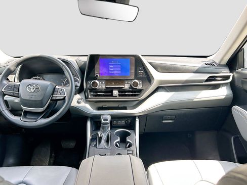 Used 2024 Toyota Highlander XLE FWD image 19