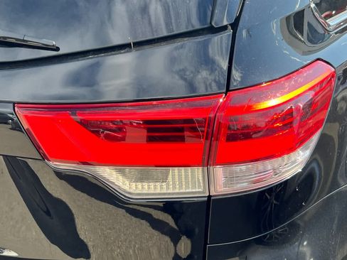 Certified 2017 Toyota Highlander XLE w/ Carpet Mat Package AWD/4WD image 18