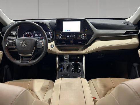Used 2025 Toyota Highlander XLE image 12