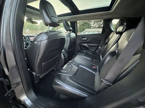 Used 2019 Jeep Cherokee Latitude Plus FWD image 16