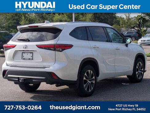 Used 2021 Toyota Highlander XLE AWD/4WD image 5