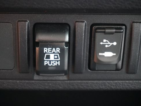 Used 2019 Toyota Tacoma SR5 RWD image 18
