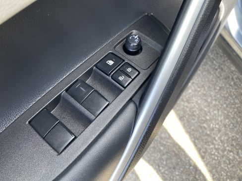 Used 2025 Toyota Corolla Cross L AWD/4WD image 18