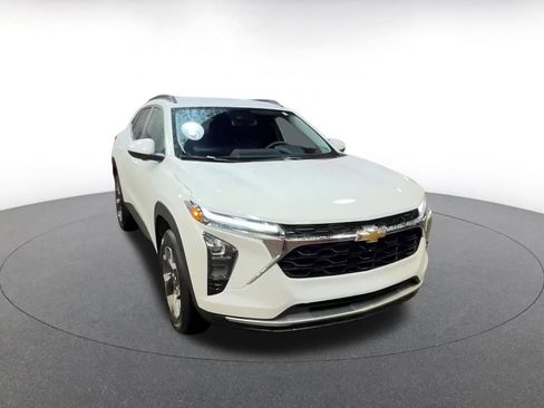 Used 2025 Chevrolet Trax LT image 3