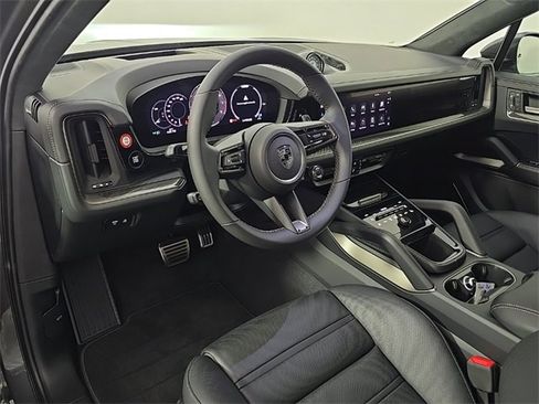 New 2025 Porsche Cayenne Turbo image 4