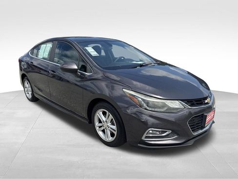 Used 2017 Chevrolet Cruze LT w/ Convenience Package FWD image 8