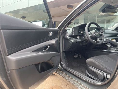Used 2025 Hyundai Elantra SE image 6