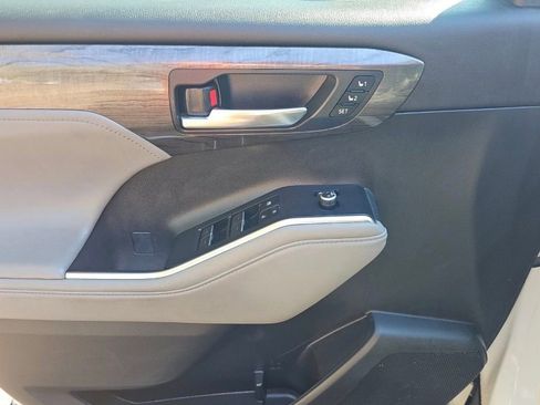 Used 2023 Toyota Highlander Limited image 11