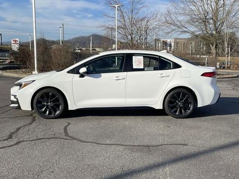 Used 2023 Toyota Corolla SE image 2