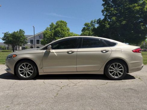 Used 2017 Ford Fusion SE w/ Fusion SE Technology Package FWD image 7