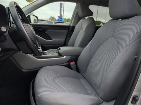Used 2021 Toyota Highlander LE image 9