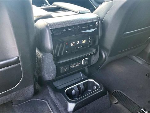 Used 2024 Jeep Wagoneer Series III AWD/4WD image 25