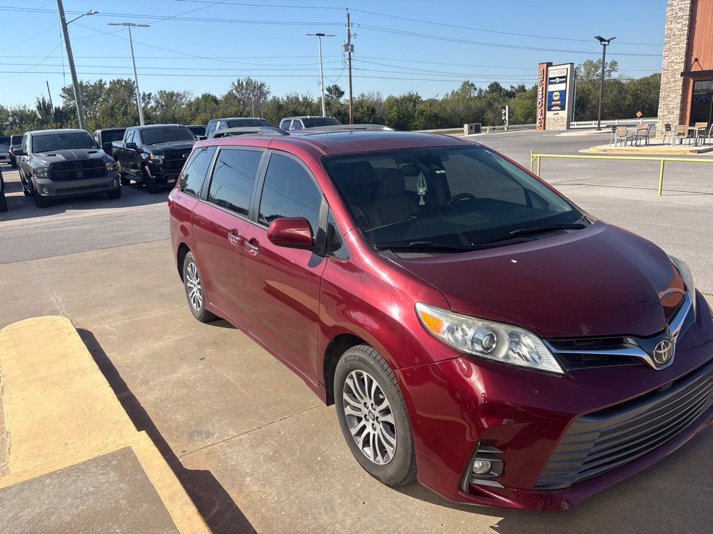 Used 2020 Toyota Sienna XLE w/ XLE Navigation Package FWD image 3