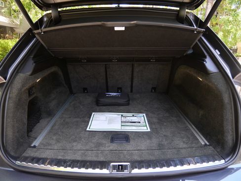 Used 2022 Bentley Bentayga AWD/4WD image 21