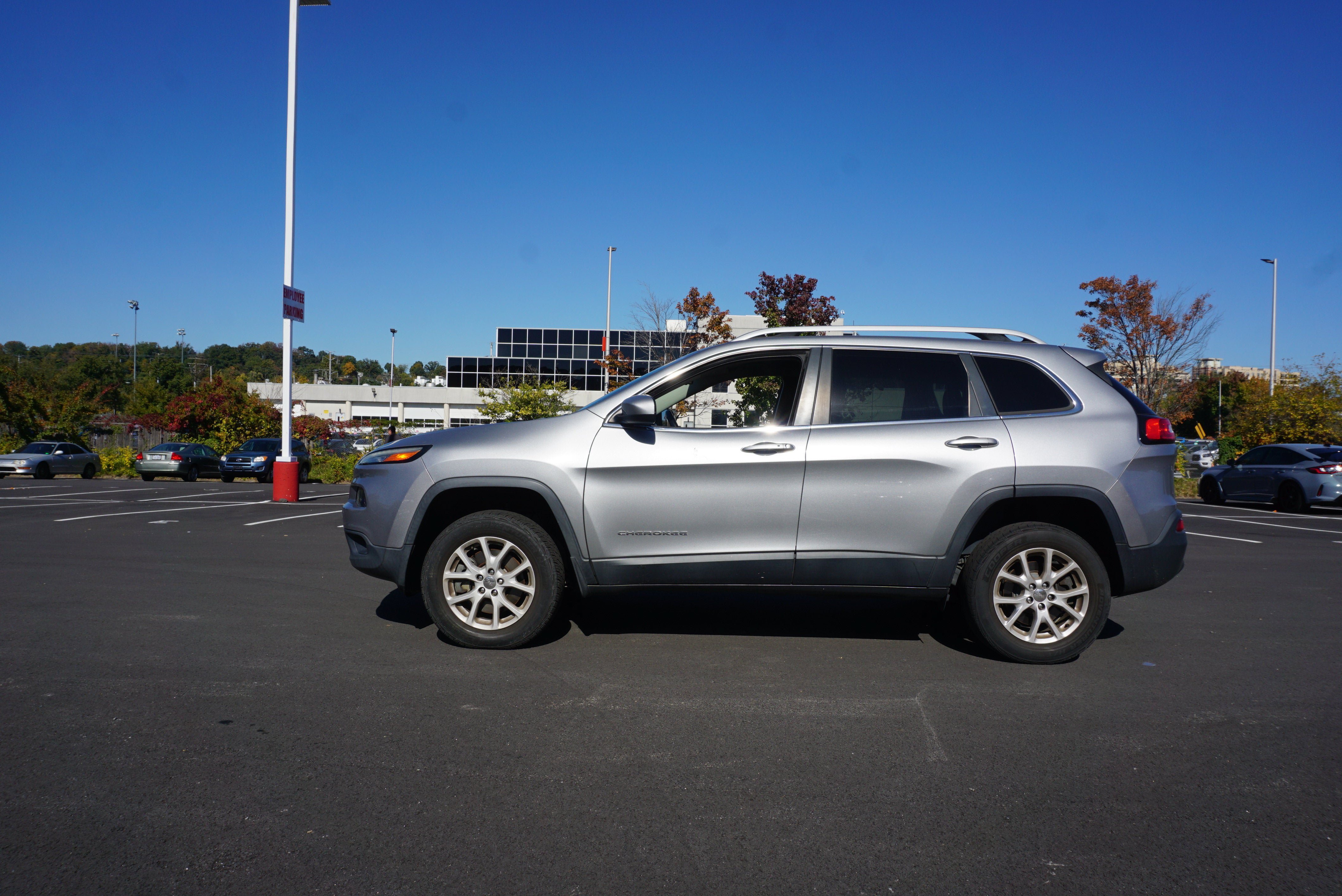 Used 2017 Jeep Cherokee Latitude w/ Comfort/Convenience Group AWD/4WD image 5