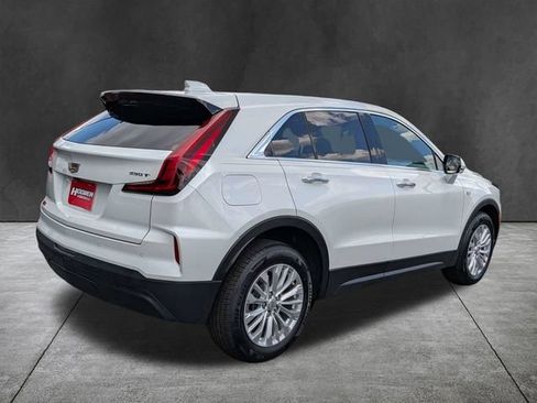Used 2024 Cadillac XT4 Luxury w/ Cold Weather Package FWD image 5