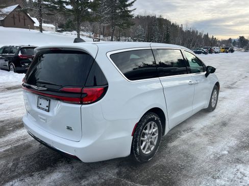 Used 2024 Chrysler Pacifica Touring-L image 5