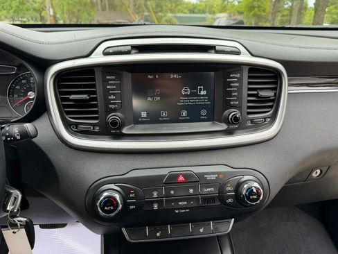 Used 2017 Kia Sorento LX w/ LX Convenience Package image 18