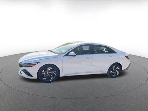 Used 2025 Hyundai Elantra SEL FWD image 8