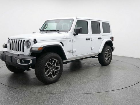 Used 2025 Jeep Wrangler Sahara image 3