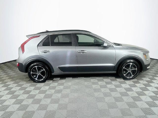 Used 2025 Kia Niro LX FWD image 9