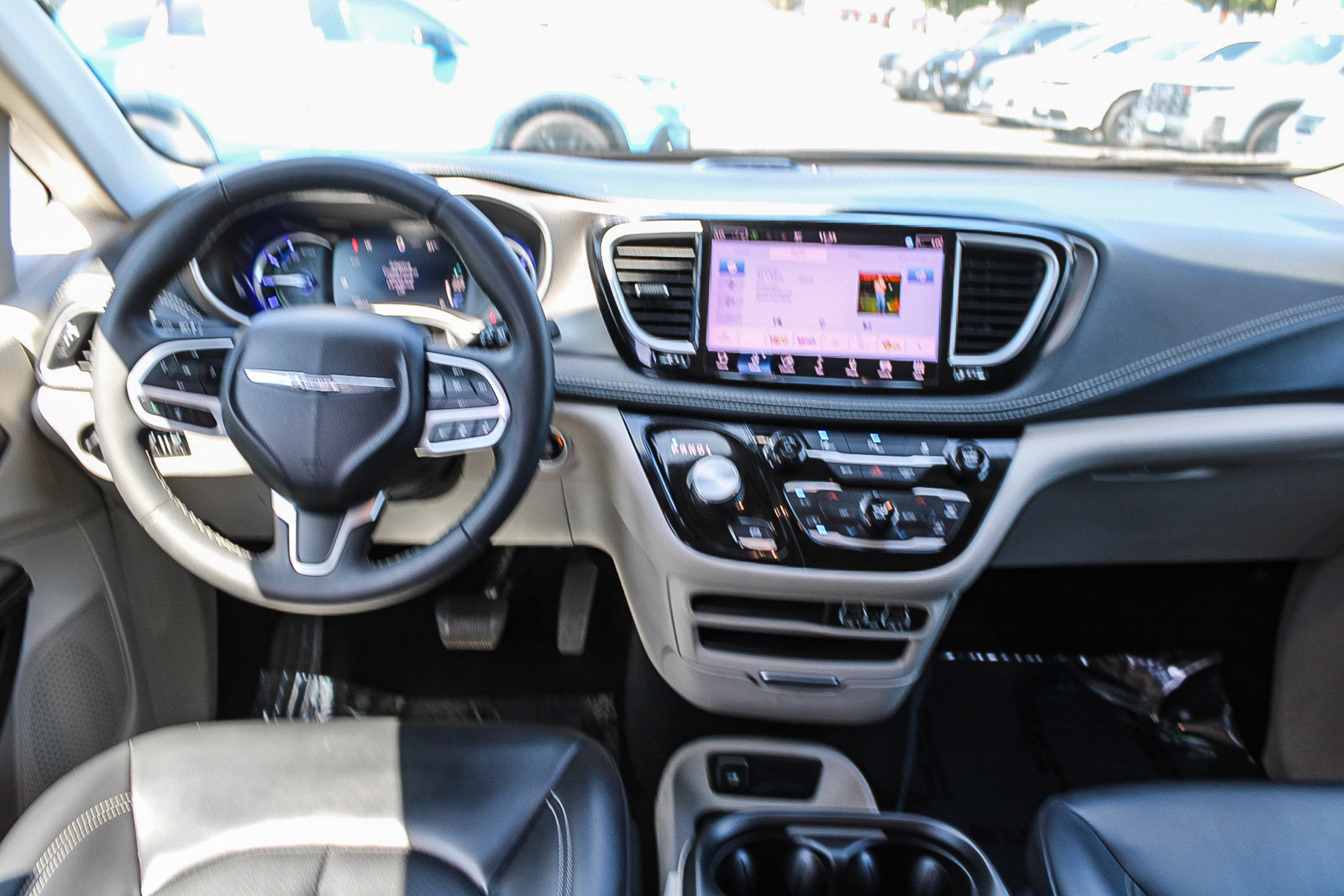 Used 2024 Chrysler Pacifica Limited FWD image 14