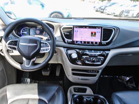 Used 2024 Chrysler Pacifica Limited FWD image 14