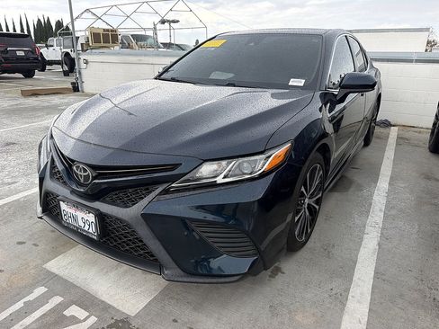 Used 2019 Toyota Camry SE FWD image 2