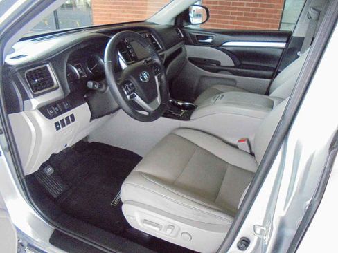 Used 2019 Toyota Highlander XLE FWD image 7