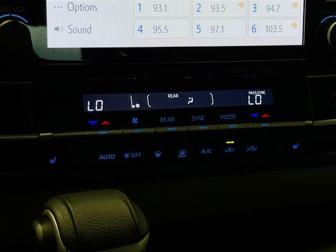 Used 2021 Toyota Sienna XLE FWD image 10
