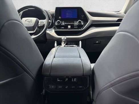 Used 2023 Toyota Highlander XLE AWD/4WD image 22