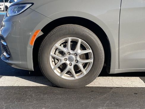 Used 2023 Chrysler Pacifica Touring-L image 10