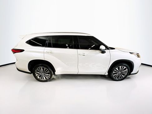 Used 2021 Toyota Highlander Platinum FWD image 2