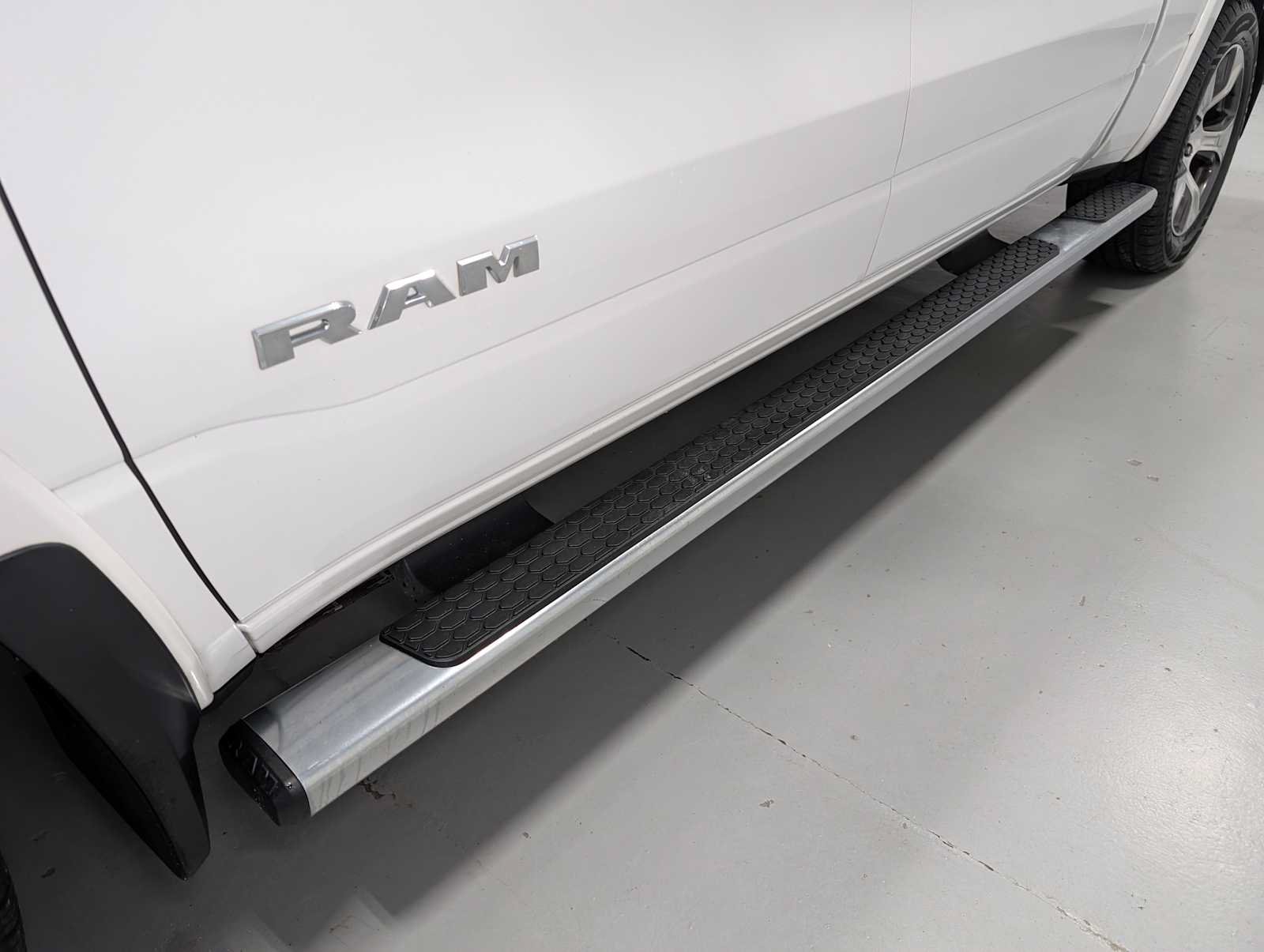 Used 2019 RAM 1500 Laramie AWD/4WD image 16