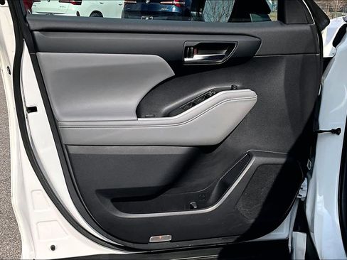 Used 2021 Toyota Highlander XLE image 25