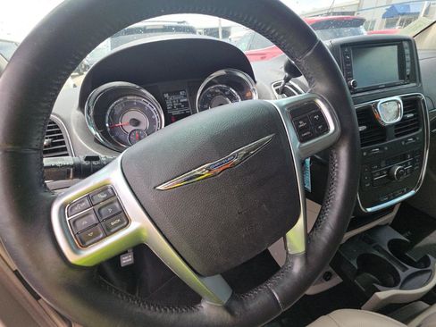 Used 2013 Chrysler Town & Country Touring FWD image 11
