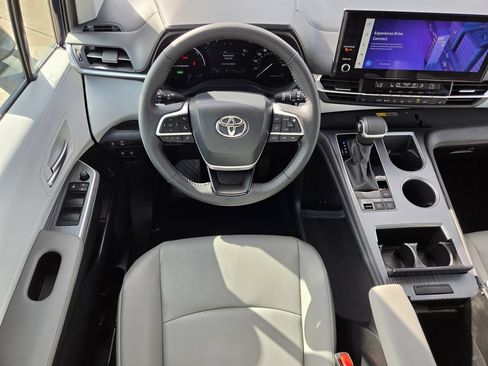 Used 2026 Toyota Sienna XLE FWD image 14