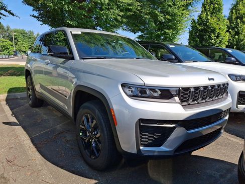 New 2026 Jeep Grand Cherokee Altitude AWD/4WD image 2