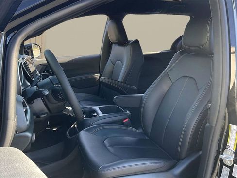 New 2026 Chrysler Pacifica Select FWD image 17