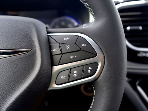New 2026 Chrysler Pacifica Limited FWD image 12