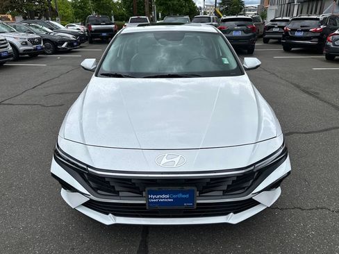 Certified 2025 Hyundai Elantra Limited FWD image 9