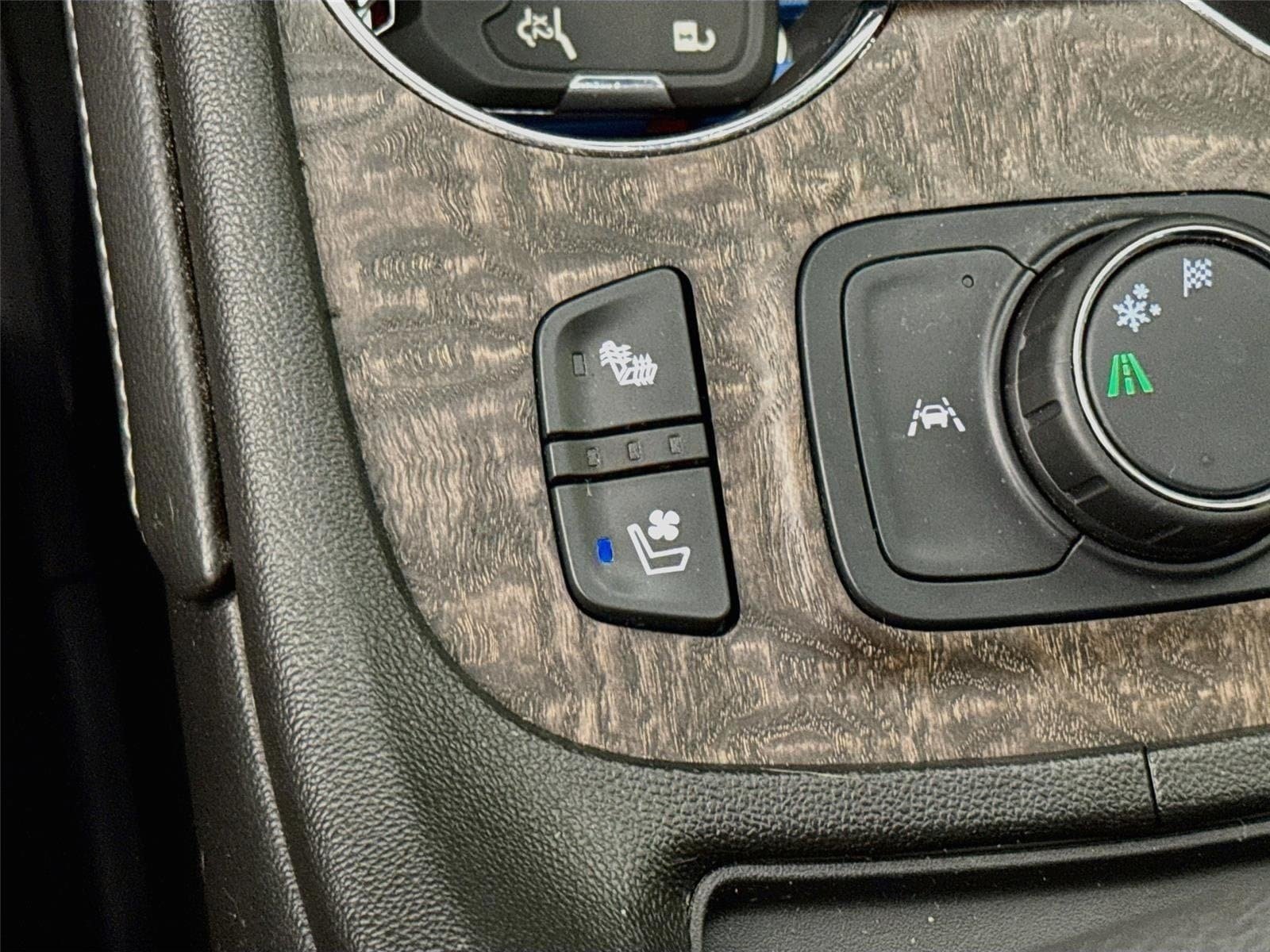 Certified 2023 GMC Acadia Denali w/ Denali Ultimate Package FWD image 22